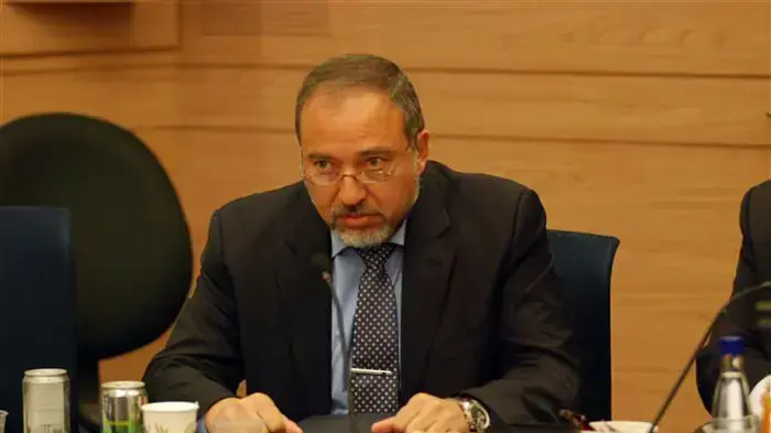 שר החוץ אביגדור ליברמן בכניסה לועדת חוץ וביטחון, מרץ 2011 שר החוץ אביגדור ליברמן בכניסה לועדת חוץ וביטחון, מרץ 2011