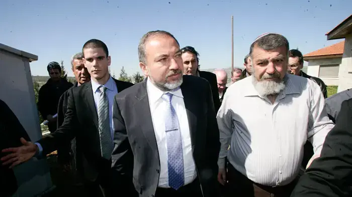 אביגדור ליברמן מבקר ביישוב איתמר אחרי רצח משפחת פוגל, מרץ 2011 אביגדור ליברמן מבקר ביישוב איתמר אחרי רצח משפחת פוגל, מרץ 2011
