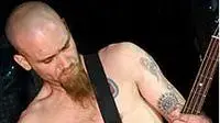 ניק אוליברי באסיסט להקת  QUEENS OF THE STONE AGE