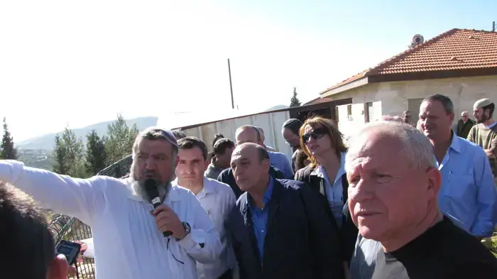 סיור של ועדת החוץ והביטחון, בראשות ח"כ שאול מופז, באיתמר בעקבות פיגוע הדקירה, מרץ 2011 סיור של ועדת החוץ והביטחון, בראשות ח"כ שאול מופז, באיתמר בעקבות פיגוע הדקירה, מרץ 2011