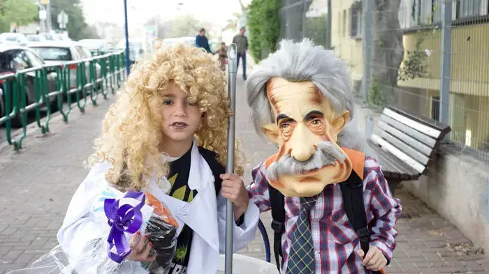 ילדים מחופשים בבית ספר "גורדון" בגבעתיים, פורים, מרץ 2011