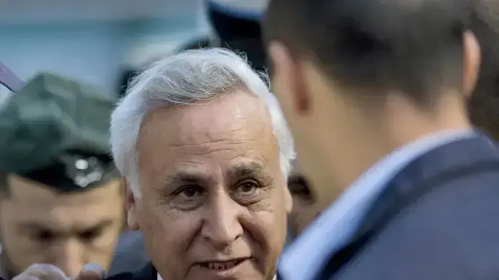 נשיא המדינה לשעבר משה קצב בכניסה לבית המשפט לקראת הקראת גזר דינו, מרץ 2011 נשיא המדינה לשעבר משה קצב בכניסה לבית המשפט לקראת הקראת גזר דינו, מרץ 2011
