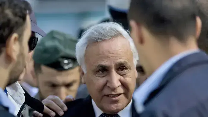 נשיא המדינה לשעבר משה קצב בכניסה לבית המשפט לקראת הקראת גזר דינו, מרץ 2011 נשיא המדינה לשעבר משה קצב בכניסה לבית המשפט לקראת הקראת גזר דינו, מרץ 2011