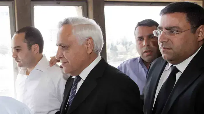 נשיא המדינה לשעבר משה קצב ביציאה מבית המשפט לקראת הקראת גזר דינו, מרץ 2011 נשיא המדינה לשעבר משה קצב ביציאה מבית המשפט לקראת הקראת גזר דינו, מרץ 2011