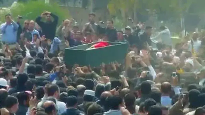 הלווייה של אחד ההרוגים, הפגנות בעיר דרעא, סוריה, 20 במרץ 2011 הלווייה של אחד ההרוגים, הפגנות בעיר דרעא, סוריה, 20 במרץ 2011