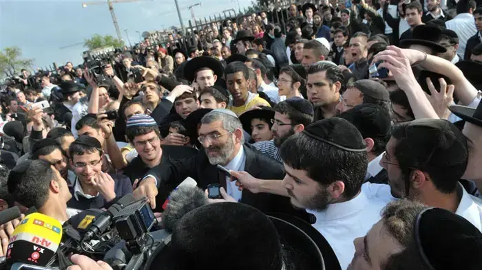 חבר הכנסת מיכאל בן ארי בזירת הפיגוע סמוך לבנייני האומה בירושלים, מרץ 2011 חבר הכנסת מיכאל בן ארי בזירת הפיגוע סמוך לבנייני האומה בירושלים, מרץ 2011