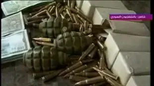 מצבורי נשק וכסף מזומן שהתגלו בתוך מסגד אל-עמרי בעיר דרעא בדרום סוריה, בעקבות המהומות במקום, מתוך שידורי הטלוויזיה הסורית הממלכתית, 23 במרץ 2011 מצבורי נשק וכסף מזומן שהתגלו בתוך מסגד אל-עמרי בעיר דרעא בדרום סוריה, בעקבות המהומות במקום, מתוך שידורי הטלוויזיה הסורית הממלכתית, 23 במרץ 2011