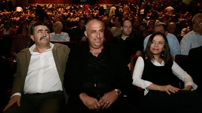 חברת הכנסת שלי יחימוביץ' וחבר הכנסת עמיר פרץ בועידת מפלגת העבודה, מרץ 2011 חברת הכנסת שלי יחימוביץ' וחבר הכנסת עמיר פרץ בועידת מפלגת העבודה, מרץ 2011
