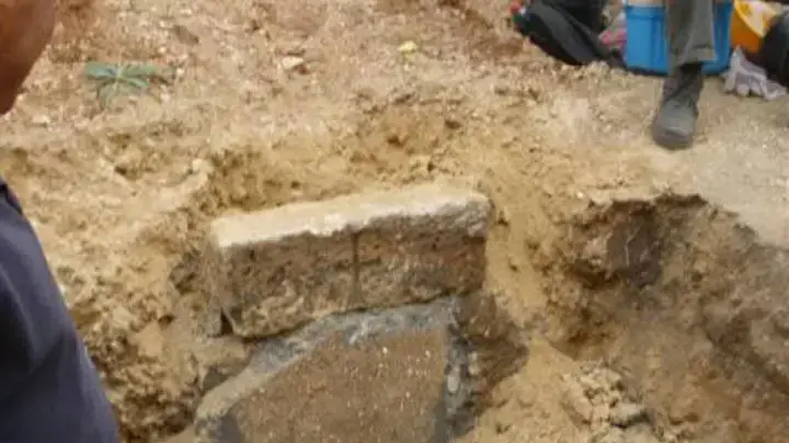 קבר ועליו צלב שנמצא ביפו קבר ועליו צלב שנמצא ביפו