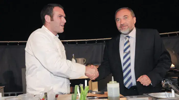 שר החוץ אביגדור ליברמן מבשל בפסטיבל האוכל בעיר העתיקה בירושלים, מרץ 2011 שר החוץ אביגדור ליברמן מבשל בפסטיבל האוכל בעיר העתיקה בירושלים, מרץ 2011