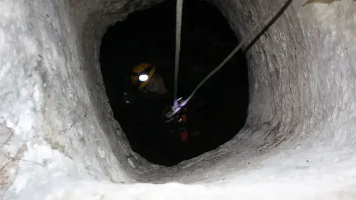 כלב נפל לבור באזור חדרה כלב נפל לבור באזור חדרה