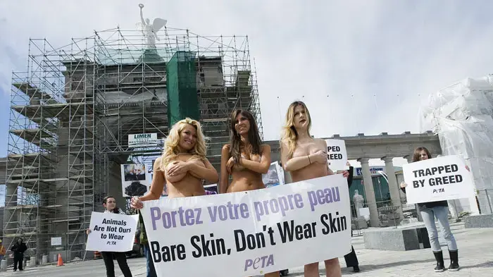 פעילות Peta, הת'ר, אדניה וקייט (מימין לשמאל) מפגינות בעירום במסגרת קמפיין "I'd Rather Go Naked Than Wear Fur" של הארגון נגד אופנת פרוות בעלי חיים בטורונטו, 29 במרץ, 2011 פעילות Peta, הת'ר, אדניה וקייט (מימין לשמאל) מפגינות בעירום במסגרת קמפיין "I'd Rather Go Naked Than Wear Fur" של הארגון נגד אופנת פרוות בעלי חיים בטורונטו, 29 במרץ, 2011