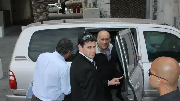 ראש הממשלה לשעבר אהוד אולמרט במרכז האקדמי כרמל, אפריל 2011 ראש הממשלה לשעבר אהוד אולמרט במרכז האקדמי כרמל, אפריל 2011