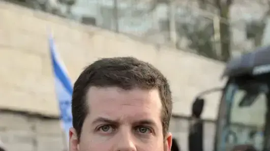 יושב ראש תנועת אם תרצו, רונן שובל, בהפגנה מול ביתה של נעמי חזן בה הם זורקים את דו"ח גולדסטון לפח, אפריל 2011 יושב ראש תנועת אם תרצו, רונן שובל, בהפגנה מול ביתה של נעמי חזן בה הם זורקים את דו"ח גולדסטון לפח, אפריל 2011