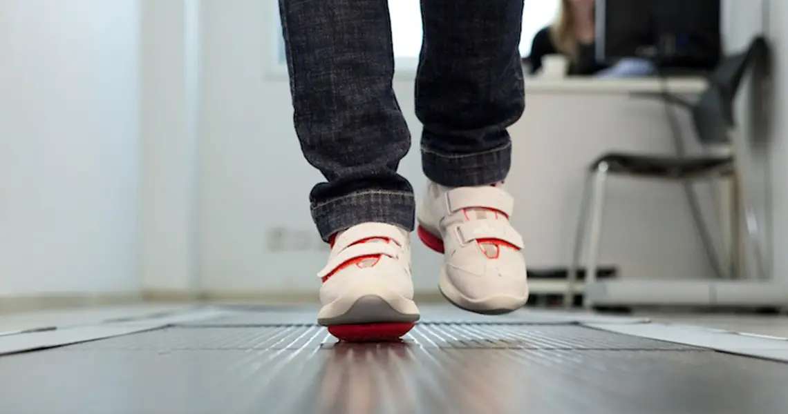 טכנולוגיית אפוסתרפיה מוטמעת בנעל הליכה